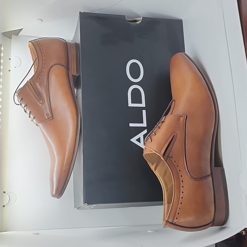 I'm selling a pair of Aldo Walker Oxford shoes.